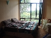 Zweibettzimmer mit Blick in den Garten.